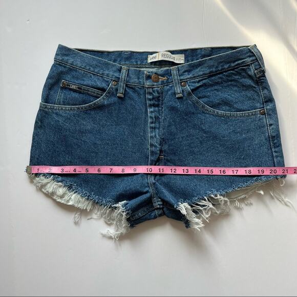 Vintage LEE Denim Shorts 32" High Rise Distressed‎ Hem Blue Jean Shorts - Picture 10 of 12